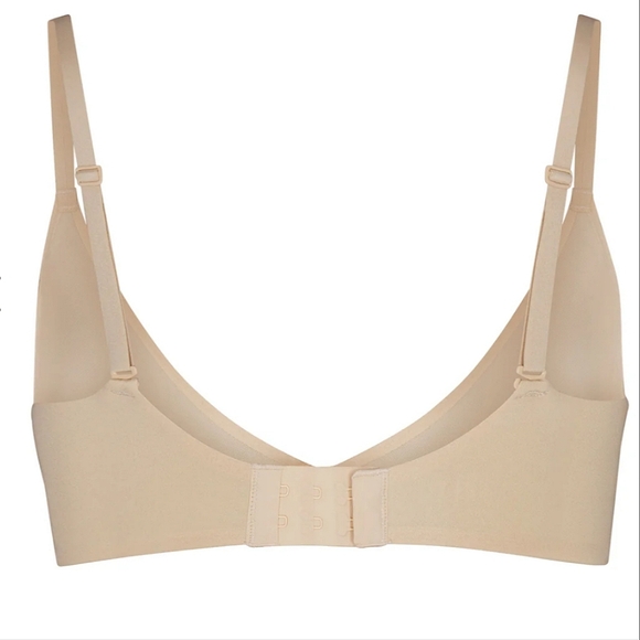 SKIMS Weightless Scoop Bra - Picture 13 of 15